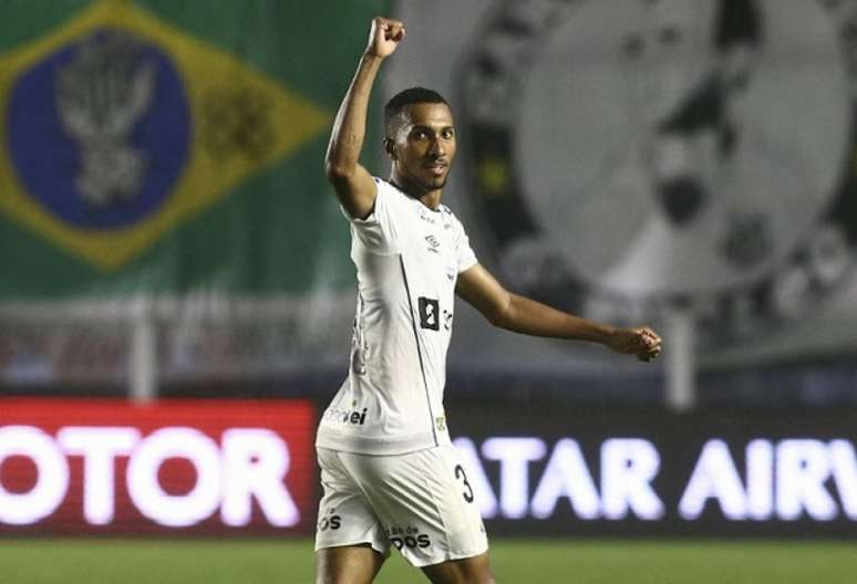 Lucas Braga vai desfalcar o Santos contra o Ceará (Foto: CARLA CARNIEL / POOL / AFP)