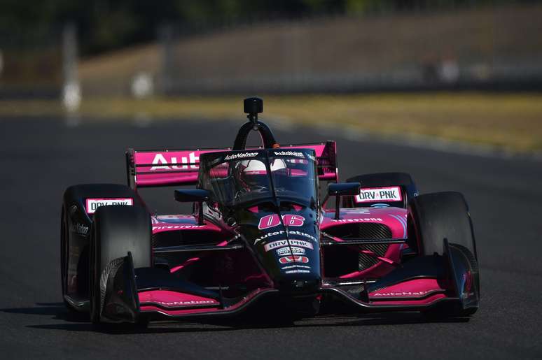 Helio Castroneves bateu ainda na largada 