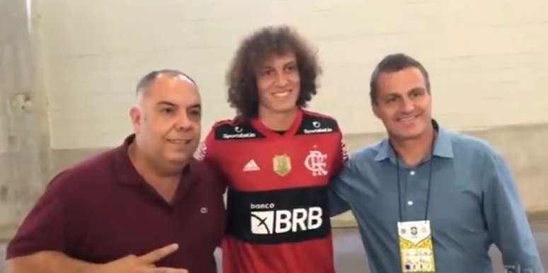 David Luiz ao lado de dirigentes do Flamengo (Reprodução/FlaTV)