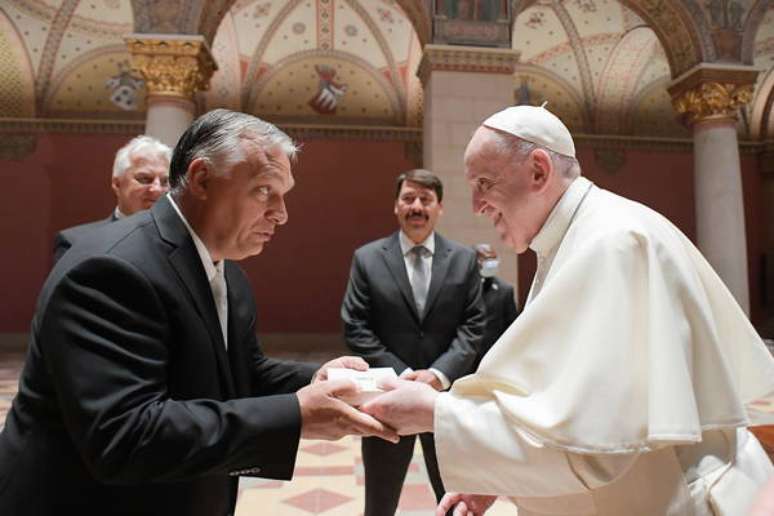 Papa Francisco cumprimenta Viktor Orbán no Museu de Belas Artes de Budapeste