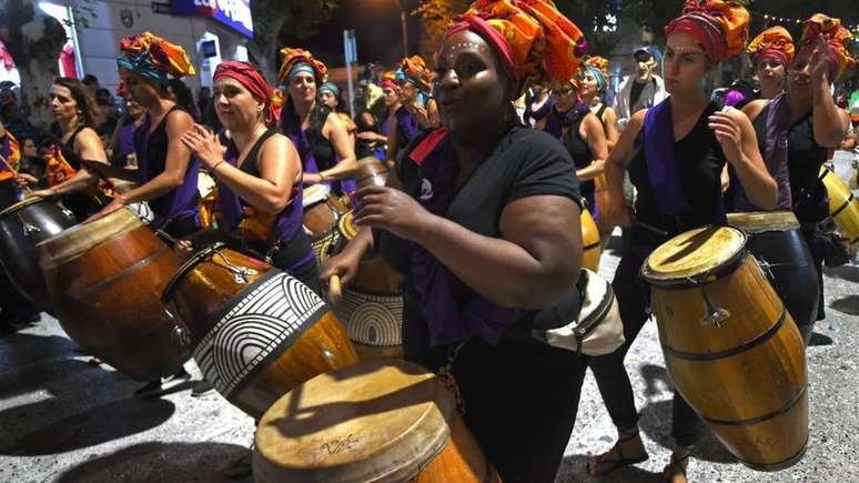 O ritmo candombe &eacute; uma heran&ccedil;a africana