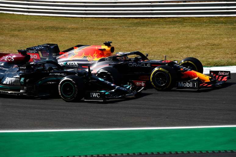Max Verstappen e Lewis Hamilton dividem curva e se tocam em Monza 
