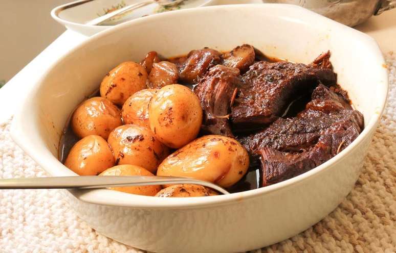 Peito de boi cozido no vinho tinto com cebolinhas e batatas