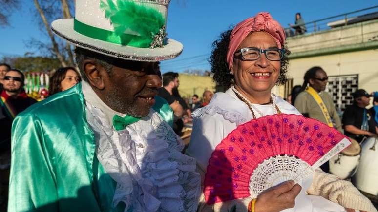 O desfile anual das comparsas arrasta multid&otilde;es