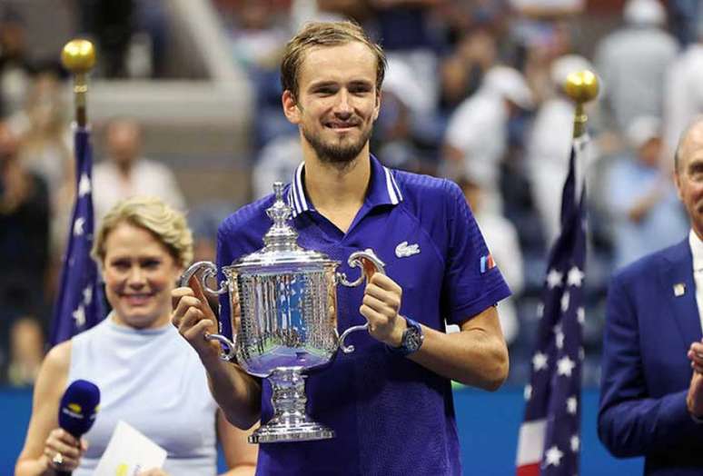 Daniil Medvedev derrotou Novak Djokovic e faturou o troféu do US Open, neste domingo (Foto: AFP)