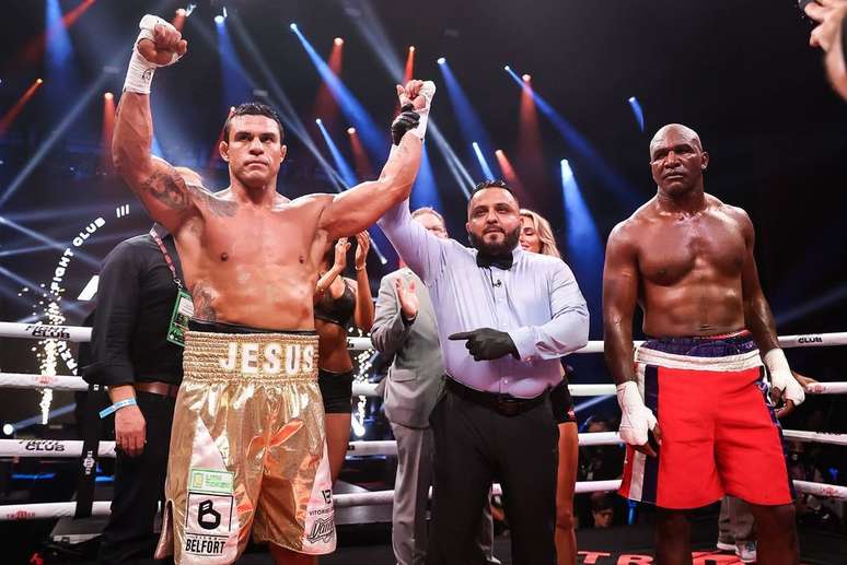 Vitor Belfort derrotou Evander Holyfield 