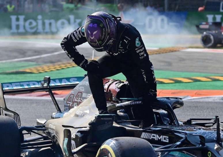 Hamilton sai do carro.