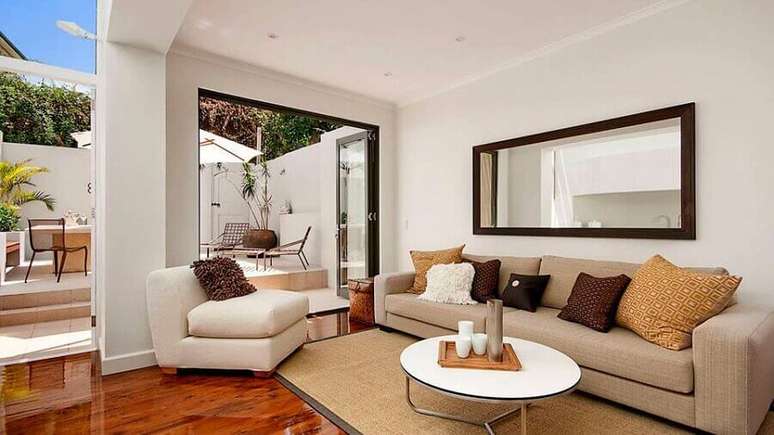 11. Cores neutras para decora&ccedil;&atilde;o com espelho na sala de estar &ndash; Foto: Archtrends