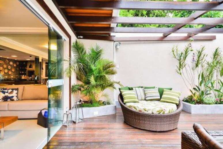 3. Quintal decorado com plantas e chaise área externa – Foto Bender Arquitetura