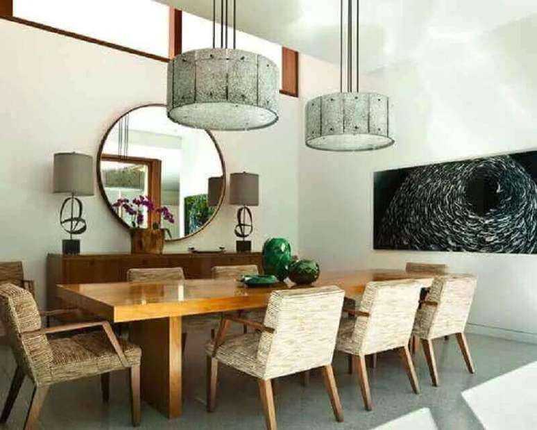 51. Espelho redondo na sala de jantar decorada com cadeira estofada e mesa grande de madeira – Foto: Home Furniture