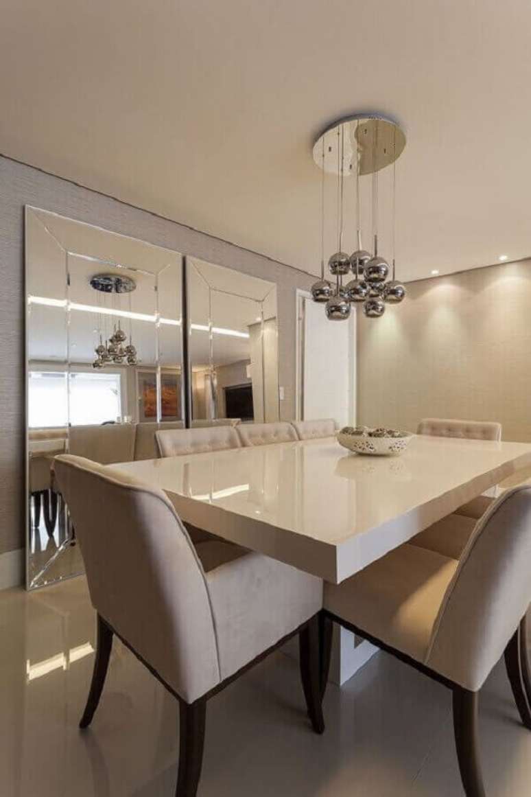 30. Decora&ccedil;&atilde;o sofisticada em cores neutras com espelho grande na sala de jantar &ndash; Foto: Mariana Luccisano