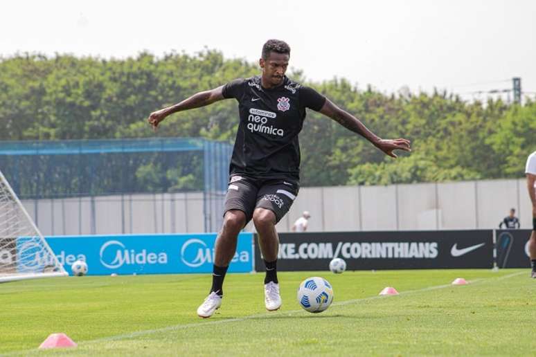 Jô voltou aos treinamentos após ser liberado para resolver assuntos particulares (Foto: Felipe Szpak/Ag. Corinthians)