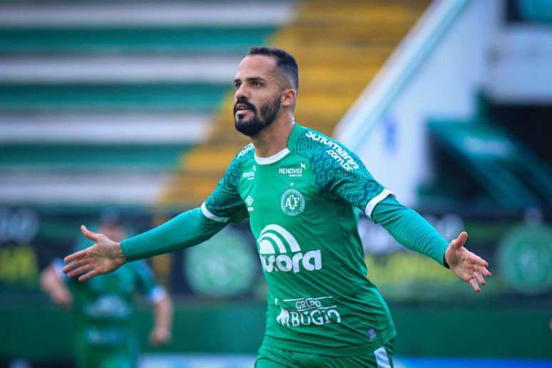 Chapecoense anuncia lateral esquerdo Kelvyn e volante Foguinho