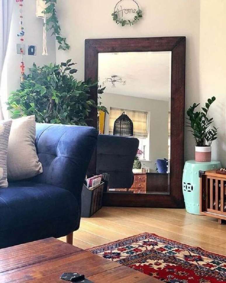 42. Espelho na sala de estar simples decorada com sof&aacute; azul &ndash; Foto: Kirti