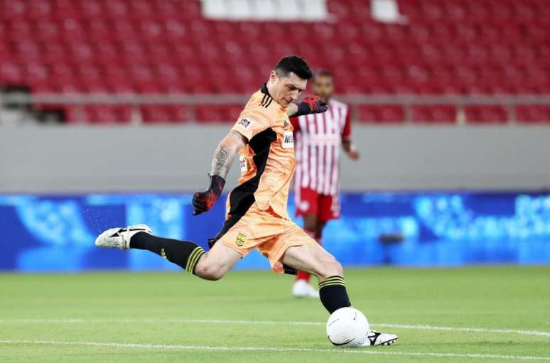 Denis fez sua primeira partida no Campeonato Grego pelo Aris nesta segunda-feira (Foto: Divulgação)