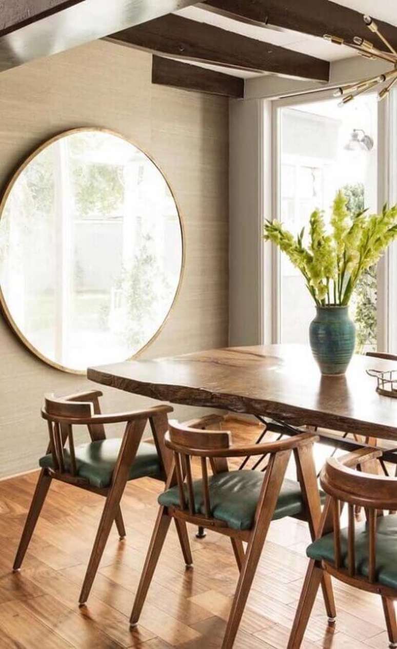 8. Espelho na sala de jantar decorada com mesa de madeira rustica – Foto: Decor Fácil