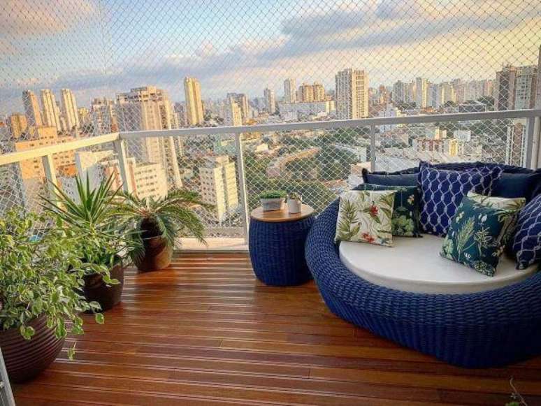 43. Varanda decorada com chaise &aacute;rea externa na cor azul e vasos de plantas variadas &ndash; Foto Palladino Arquiteutra
