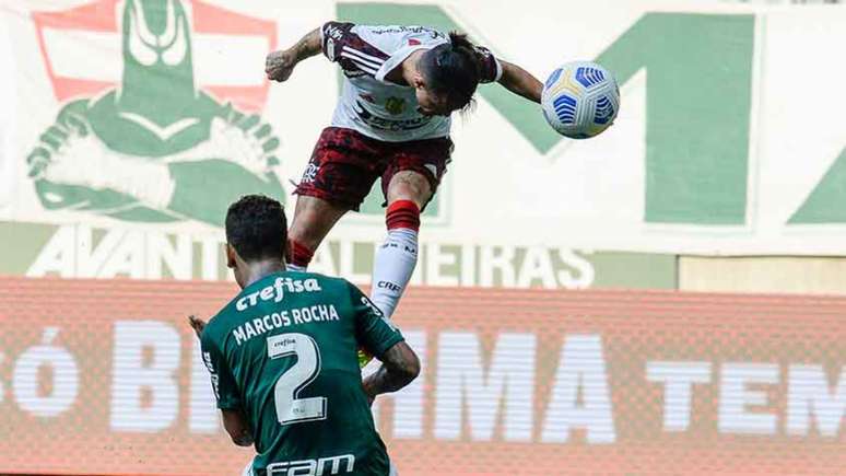 Momento em que Michael empata o jogo, com um gol de cabeça, contra o Palmeiras (Foto: Marcelo Cortes/Flamengo)