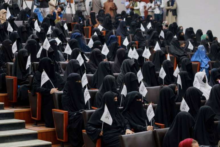 Estudantes afegãs precisam frequentar turmas apenas com outras mulheres e cobrir o rosto