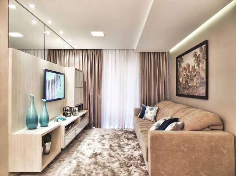 41. Espelho na sala de estar pequena decorada em tons de bege com tapete felpudo – Foto: Only Design