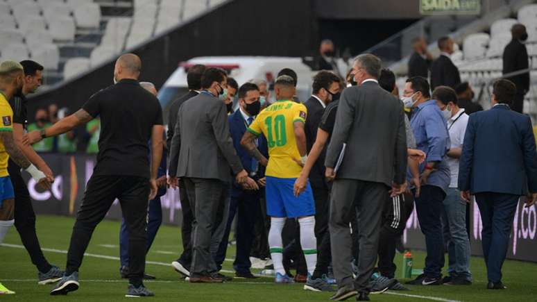 Confusão durante a paralisação da partida entre a Seleção Brasileira e a Argentina em São Paulo (NELSON ALMEIDA / AFP)