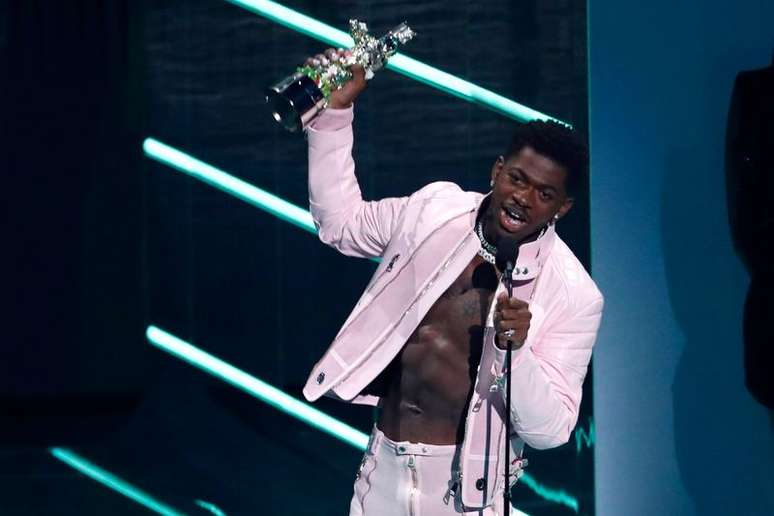 Rapper Lil Nas X recebe pr&ecirc;mio durante o Video Music Awards, em Nova York
12/09/2021 REUTERS/Mario Anzuoni