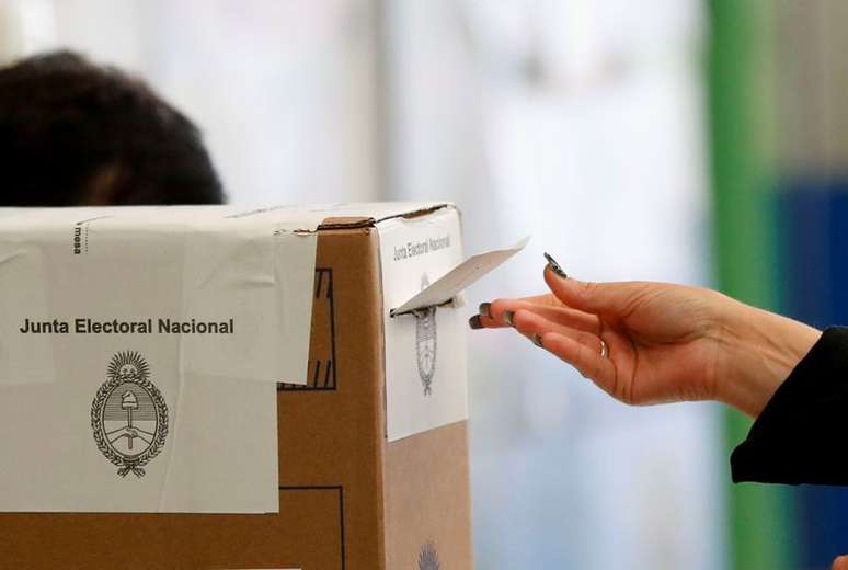 Mulher deposita seu voto na urna durante eleições legislativas primárias da Argentina em Buenos Aires
12/09/2021 REUTERS/Agustin Marcarian