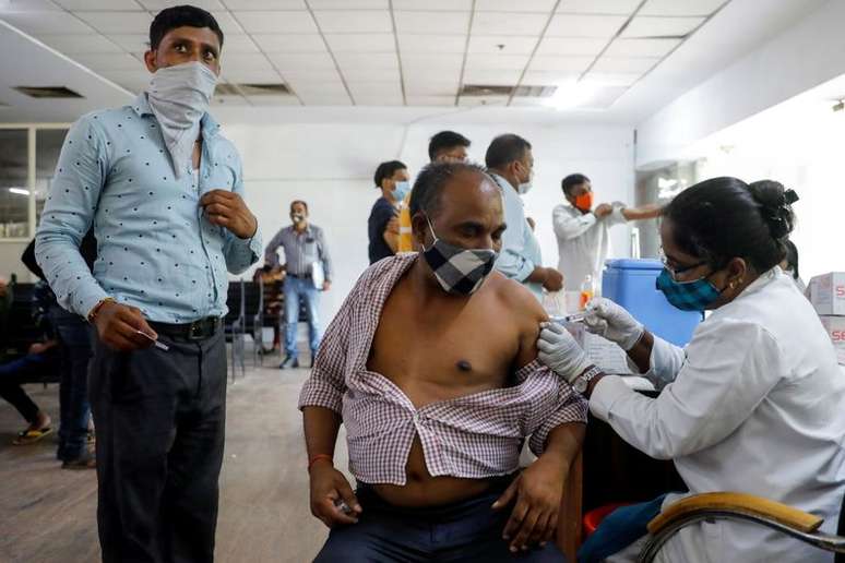 Homem recebe vacina contra Covid-19 em Noida, nos arredores de Nova Délhi
30/08/2021 REUTERS/Adnan Abidi