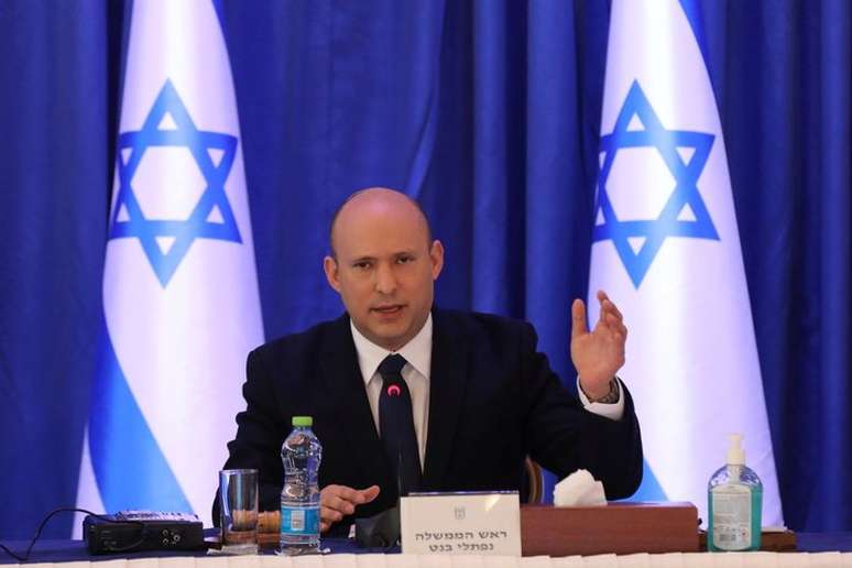 Primeiro-ministro de Israel, Naftali Bennett, durante reunião de gabinete em Jerusalém
12/09/2021 Abir Sultan/Pool via REUTERS
