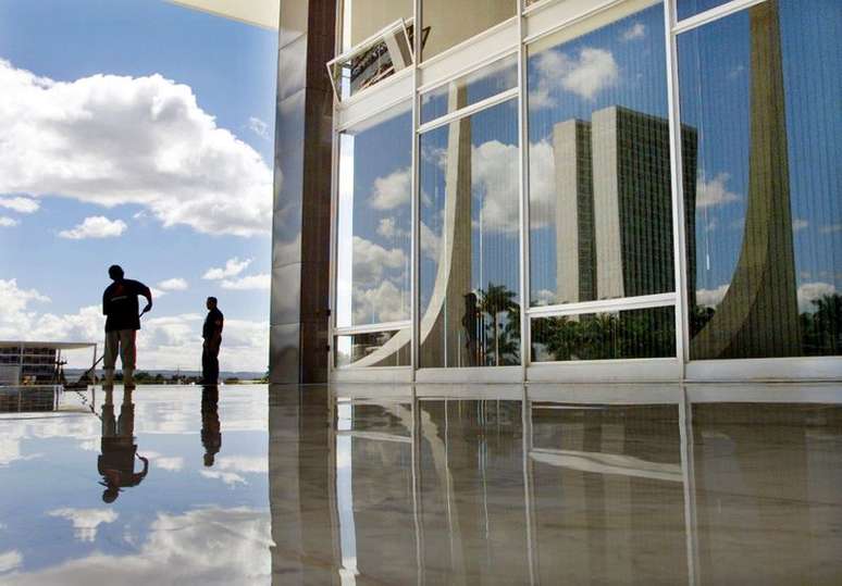 Congresso é refletido nas janelas do prédio do Supremo Tribunal Federal em frente da Praça dos Três Poderes em Brasília
19/04/2002
REUTERS/Gregg Newton
