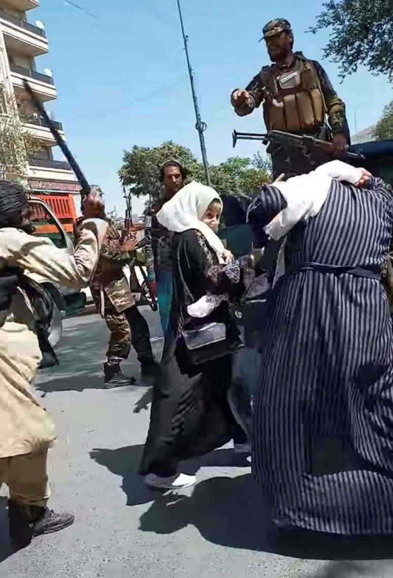 Soldado do Taliban agride mulheres protestando em Cabul, em foto obtida de vídeo gravado em 8 de setembro de 2021