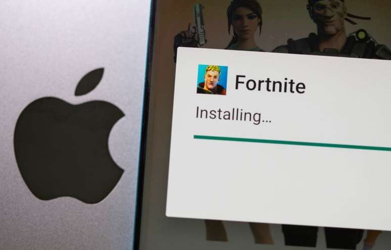 Imagem de instalação do app de games Fortnite ao lado do logotipo da Apple. 2/5/2021. REUTERS/Dado Ruvic