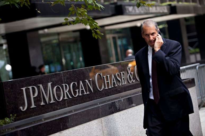 Homem passa pela sede internacional do JP Morgan Chase na Park Avenue, em Nova York, 13 de julho de 2012. REUTERS/Andrew Burton