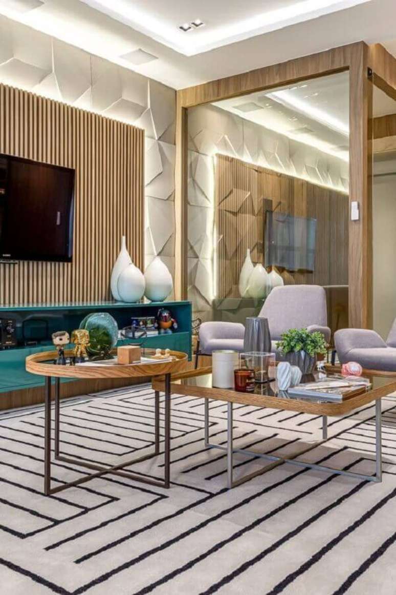 49. Espelho na sala moderna decorada com tapete listrado e painel ripado para TV &ndash; Foto: Tudo Constru&ccedil;&atilde;o