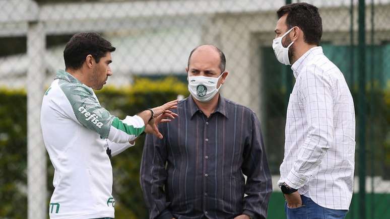 Abel Ferreira conversa com Cícero Souza e Edu Dracena durante treino (Foto: Cesar Greco/Palmeiras)
