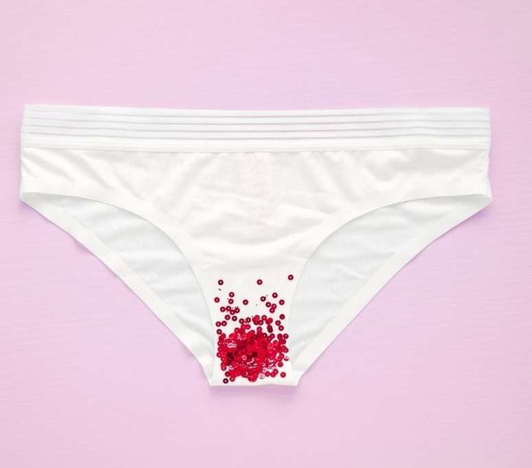 A preocupação com as manchas de sangue pode impedir mulheres de transar durante a menstruação 