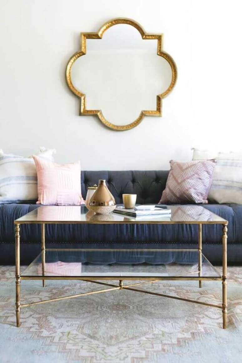 2. Decoração clássica com espelho na sala de sala branca com sofá cinza – Foto: Ramsey on Home & Garden