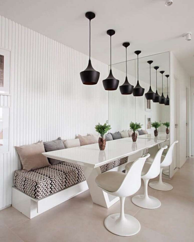 43. Espelho na sala de jantar branca decorada com lumin&aacute;ria pendente preta &ndash; Foto: Est&uacute;dio Ela Arquitetura