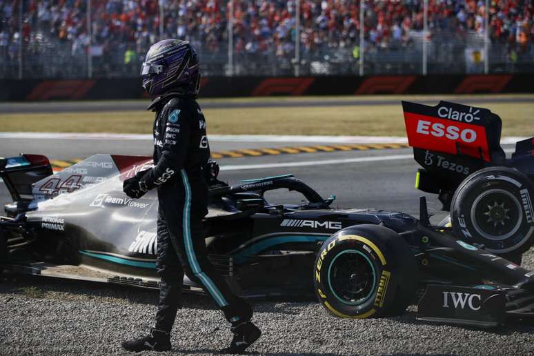 Lewis Hamilton deixa o carro após o acidente com Max Verstappen em Monza 