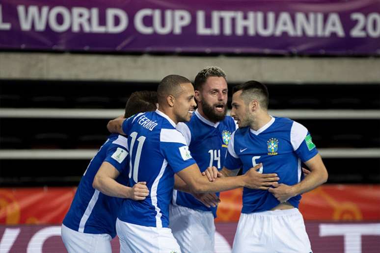 Brasil comemora um dos gols do triunfo sobre o Vietnã (Foto: Thais Magalhães/CBF)