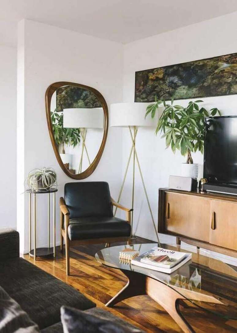 4. Modelo diferente de espelho na parede da sala de TV decorada com abajur de chão – Foto: Architecture Art Designs