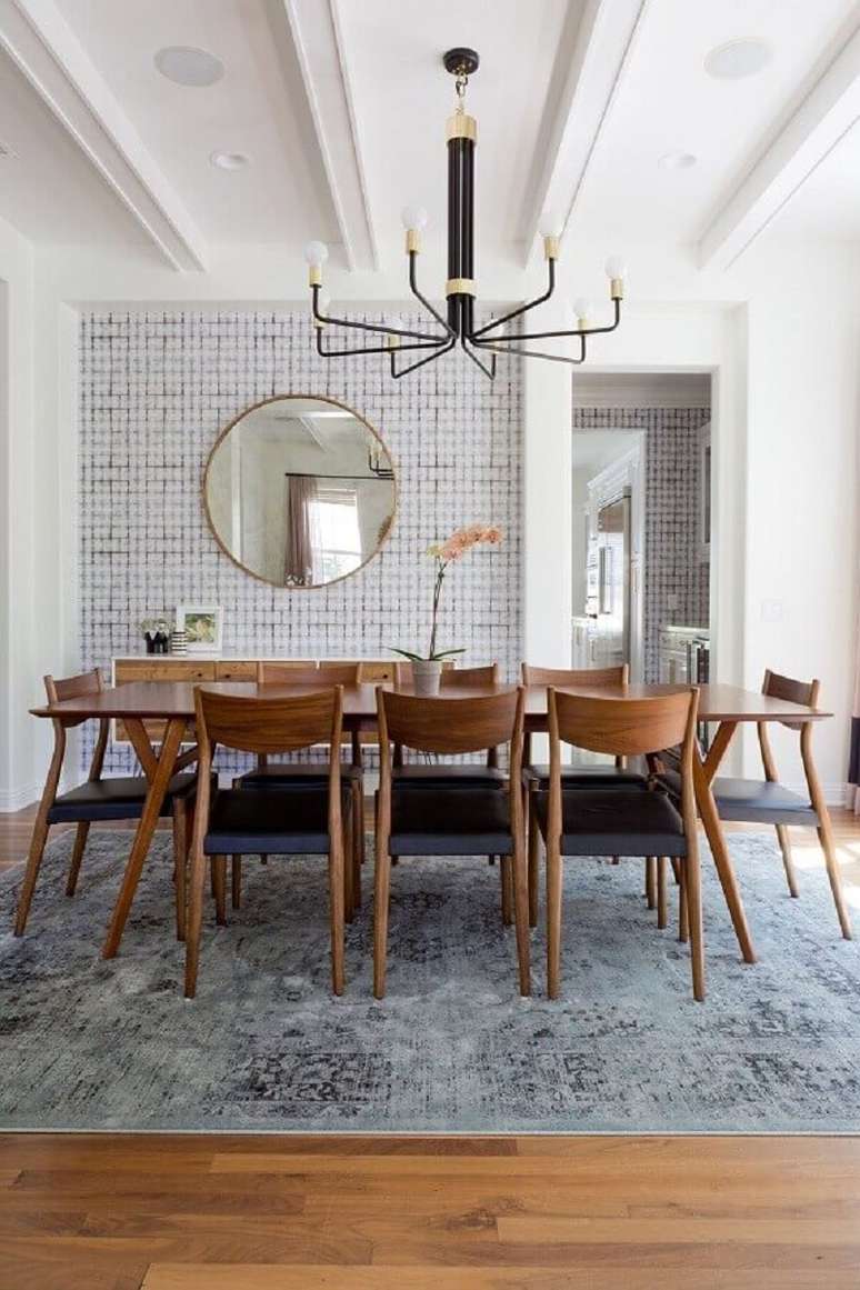 52. Espelho redondo na sala de jantar decorada com tapete cinza e lustre moderno – Foto: Home Fashion Trend