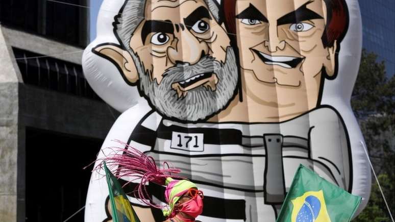 Ato na Avenida Paulista contou com boneco crítico a Lula e Bolsonaro