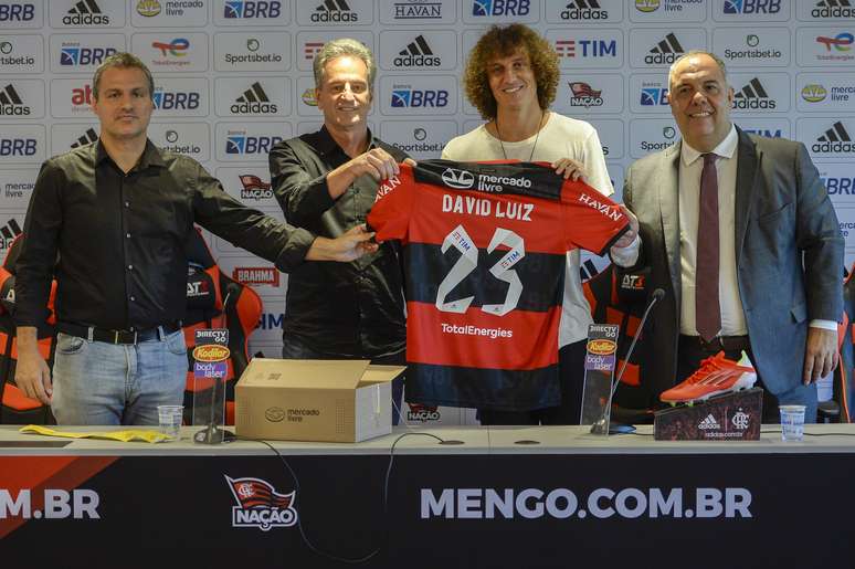 Em apresentação como reforço, David Luiz exibe a camisa 23 que usará no  Flamengo