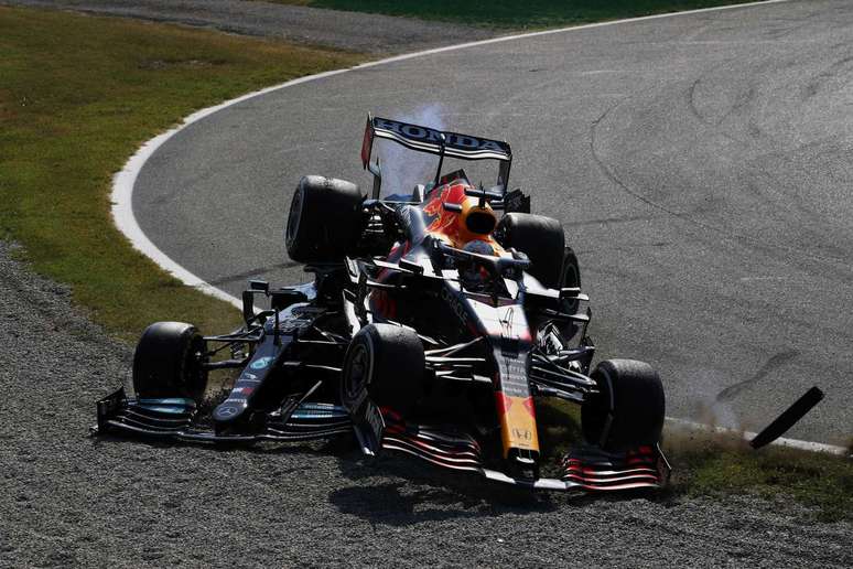 Hamilton aplaudiu a decisão dos comissários, que puniram Verstappen pela batida em Monza 