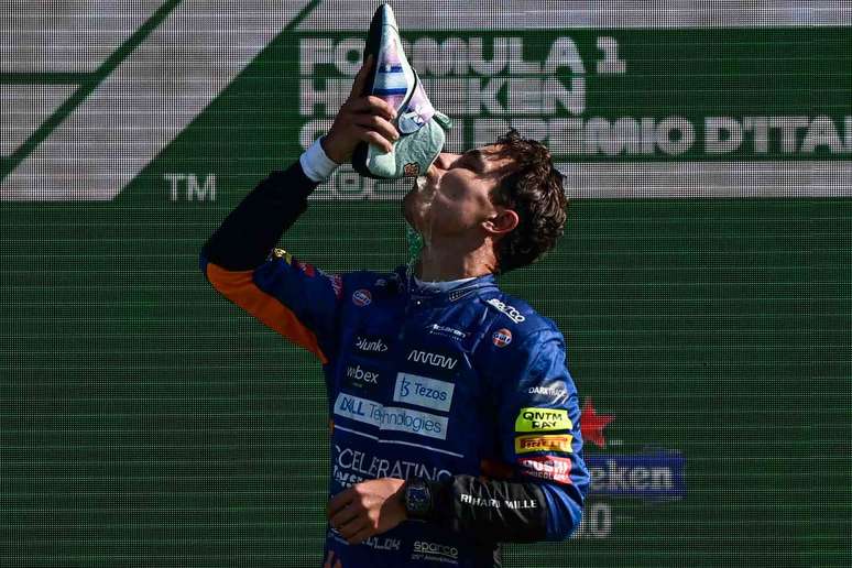 Lando Norris entrou na onda de Daniel Ricciardo e bebeu champanhe direto da sapatilha 