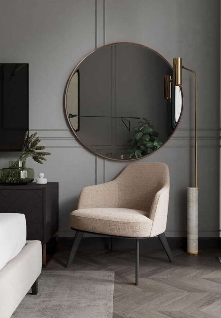 25. Decoração moderna com espelho redondo na sala cinza – Foto: Behance