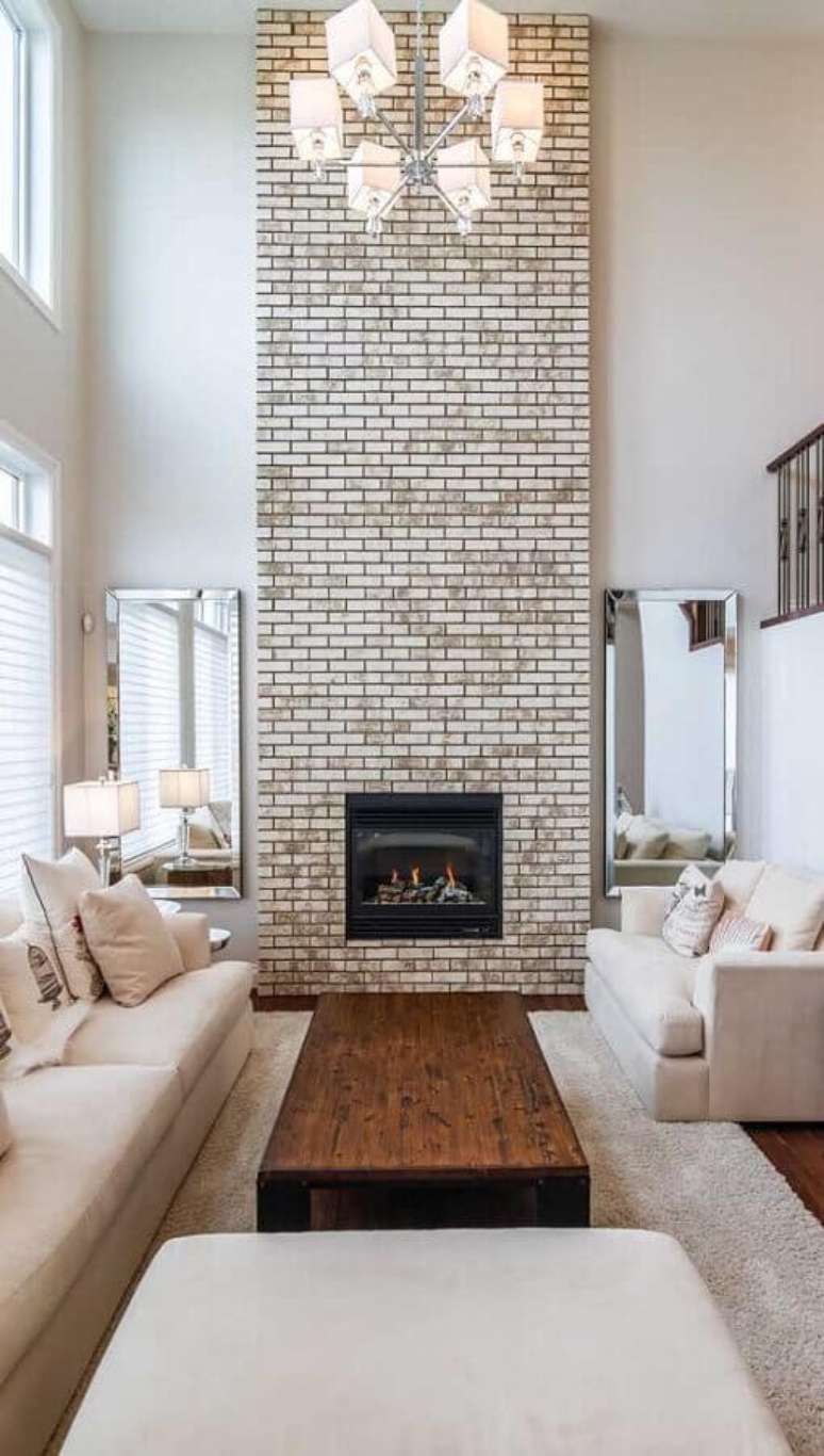 10. Cores neutras para decora&ccedil;&atilde;o com espelho na sala de estar com lareira &ndash; Foto: Apartment Therapy