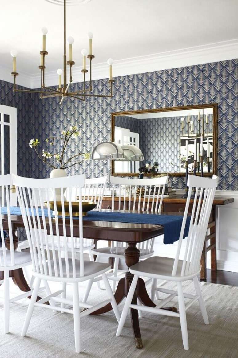 47. Espelho na sala de jantar decorada com papel de parede azul e cadeiras brancas – Foto: Home Furniture