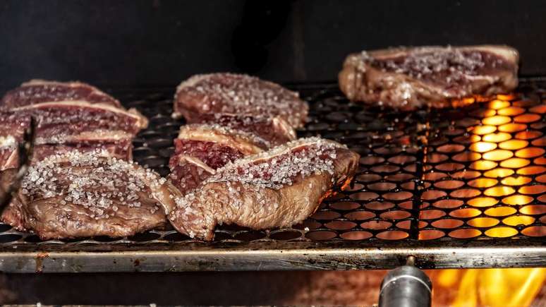 'Se não tomarmos medidas para enfrentar as mudanças climáticas, o preço da carne e do leite vai subir', diz Carlos Martinez, da USP Ribeirão Preto